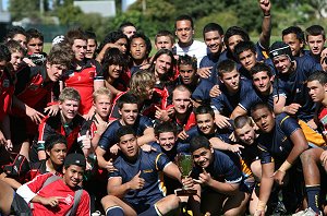 Chase Stanley with the Endeavour & Westfields boys (Photo : ourfootymedia)