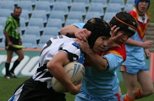 Jeremy palms Nick from De La ( Photo : Steve Montgomery / OurFootyTeam.com) 