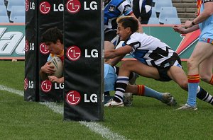 Gilesy diving for the try line with Rea Pittman desperate to pull him back. Gilesy was off side. ( Photo : Steve Montgomery / OurFootyTeam.com)