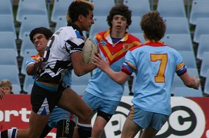 Rea Pittman charging up the middle of Shark Park ( Photo : Steve Montgomery / OurFootyTeam.com) 