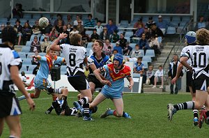 Get the footy ( Photo : Steve Montgomery / OurFootyTeam.com) 