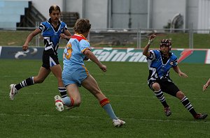 Reece Davidson with another powerful run ( Photo : Steve Montgomery / OurFootyTeam.com) 