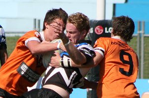 Yarrawarrra tackle the Cronulla player 