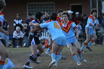 Nick Pleasence moves in for a tackle ( Photo : ourfooty media) 