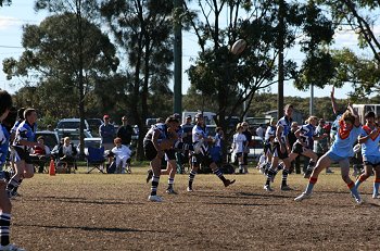 Michael kicks a very high bomb ( Photo : ourfooty media) 