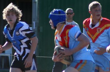 Nick Ratcliffe runs the ball up ( Photo : ourfooty media) 