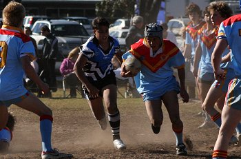 De La's Dion Beattie runs thru' traffic ( Photo : ourfooty media) 