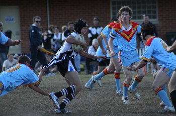 Desperate defence as shown here with De La Skipper Luke Manahan holding on for grim life ( Photo : ourfooty media) 