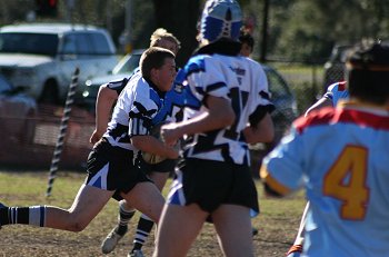 Tommy Fry runs hard at De La ( Photo : ourfooty media) 