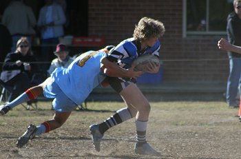 De La fulback Andrew Montgomery hanging on in mid air ( Photo : ourfooty media) 