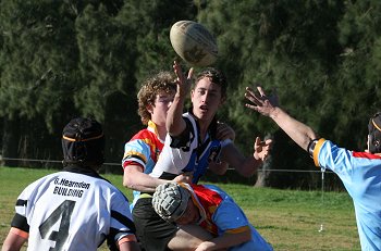 Stacey Morelli offloads in a tackle ( Photo : ourfooty media) 