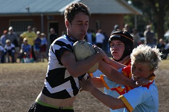 Stacey Morelli runs at Ellis Polkington ( Photo : ourfooty media) 