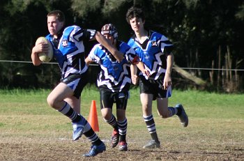 Tommy Fry rips up the turf on this powerful run ( Photo : ourfooty media) 