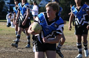 Cronulla Caringbah run the footy ( Photo : ourfooty media)