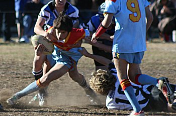 Jesse Fay looks for somewhere to go ( Photo : ourfooty media)