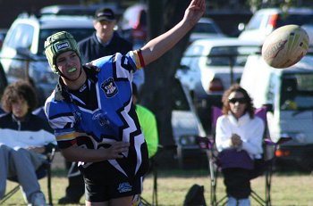 Clever Cameron Paddy passes the footy ( Photo : ourfooty media)