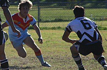 Andrew Montgomery De La fullback  running the ball ( Photo : ourfooty media)