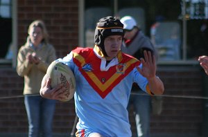 Nick Pleasence running thru the line ( Photo : ourfooty media) 