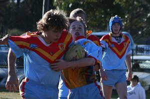 Reece Davidson tries to get rid of little Zac ( Photo : ourfooty media)