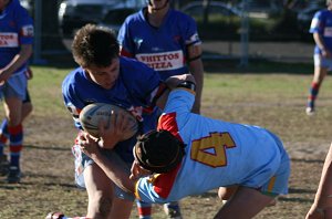 Dodgie tries to smash past De La center Nick Pleasence ( Photo : ourfooty media) 