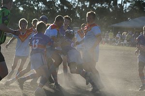 De La Skipper Luke Manahan busts his way thru the Dragons ( Photo : ourfooty media) 