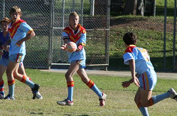 Daniel Small passing the ball ( Photo : Steve Montgomery / OurFootyTeam.com ) 