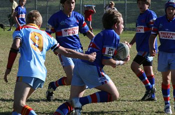 Engadine player rushing past the De La hooker