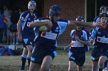 Big Dave palms the De La defender (Photo : ourfooty media)