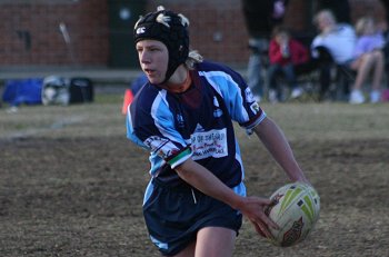 Aquinas Colts pass the ball (Photo : ourfooty media)