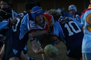 Nick Ratcliffe offloads in traffic (Photo : ourfooty media)