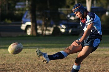 Big Dave kicks the footy (Photo : ourfoty media)