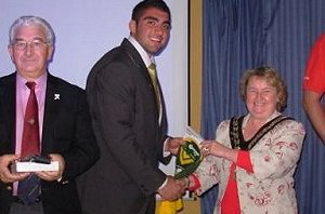 Tim Mannah thanks the Welsh Mayor after the schoolboys thump Wales '06 (Photo : ourfooty media) 