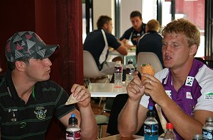 Joel Thompson shares a sandwich with mate aiden Tolman (Photo : ourfooty media) 