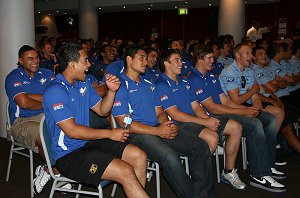 The Bulldogs & Sharks players think Henry is funny (Photo : ourfooty media)