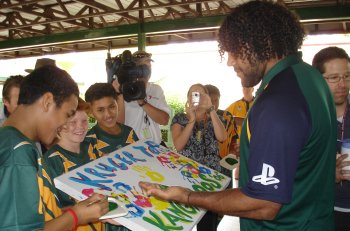 Sam Thaiday drawing with the Kruger SS kids - ( photo : Kruger SS )