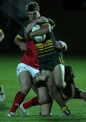 Jo Gardiner tries to smash his way forward (Photo : Ian Lovell)