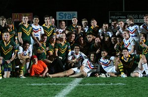 Australian Schoolboys & the GBCL U 18's together after the 2nd Test (Photo : ourfootymedia)